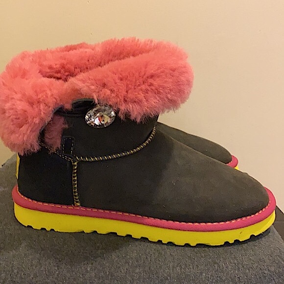 UGG CLASSIC CRYSTAL BUTTON ANKLE UGG BOOT ⭐️⭐️⭐️⭐️ - Picture 6 of 9